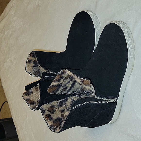 Steve Madden Women's Wedge Sneaker Black Suede Size 9 VERY GOOD CONDITION - Picture 2 of 6